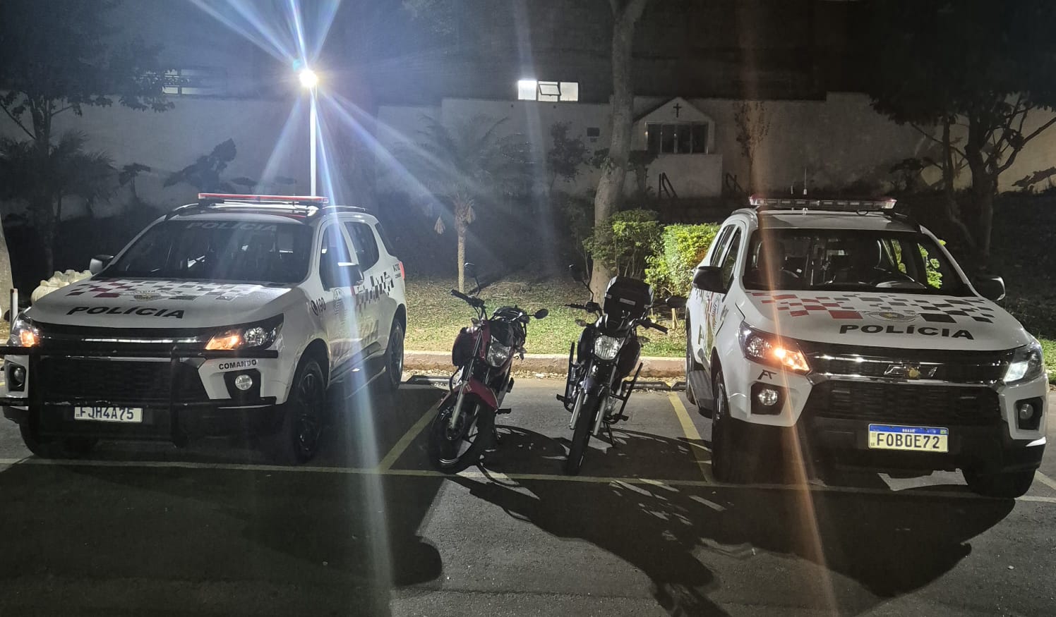 MOTOCICLETA ROUBADA É RECUPERADA E 02 INIDVÍDUOS FORAM DETIDOS