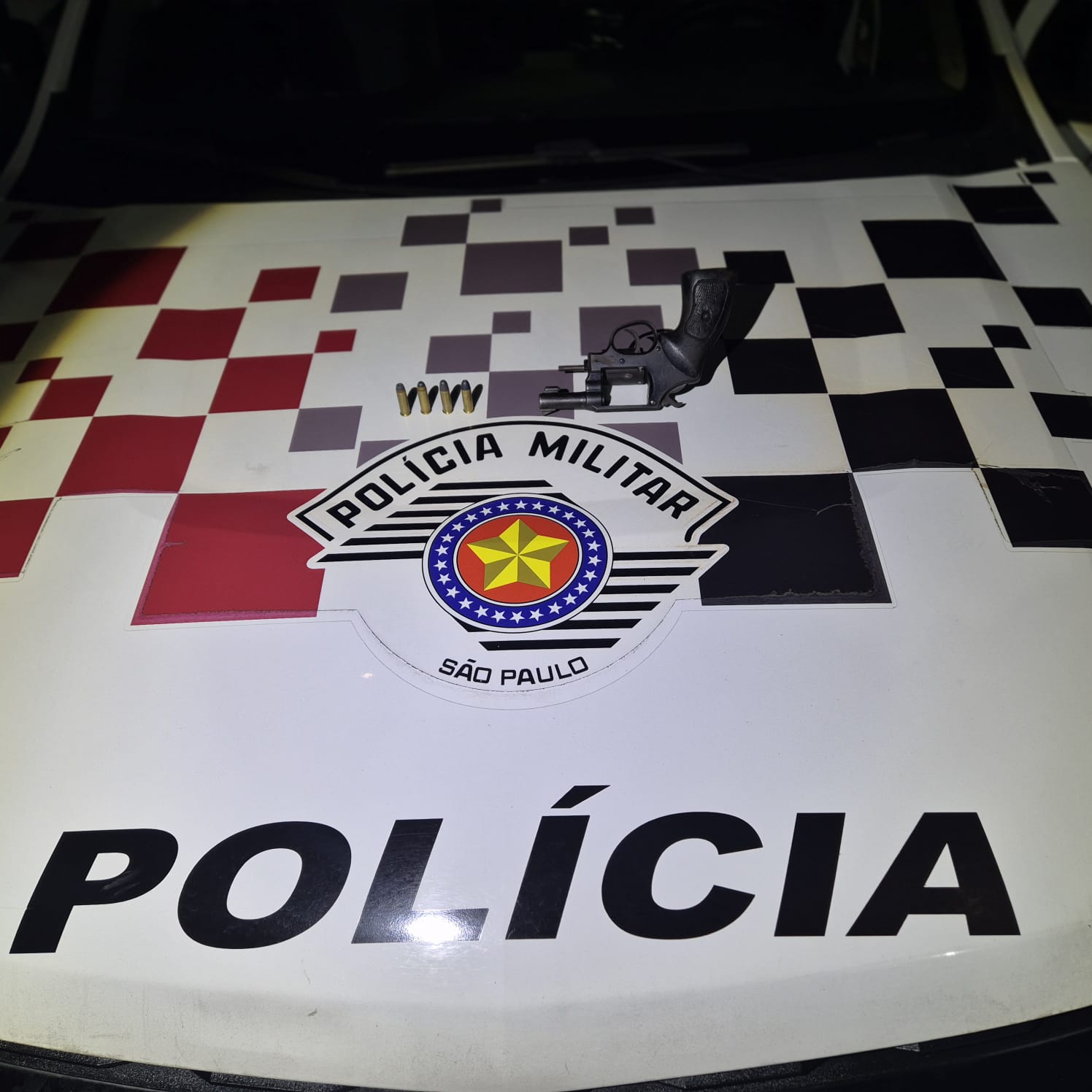 MULHER É DETIDA POR PORTE ILEGAL DE ARMA