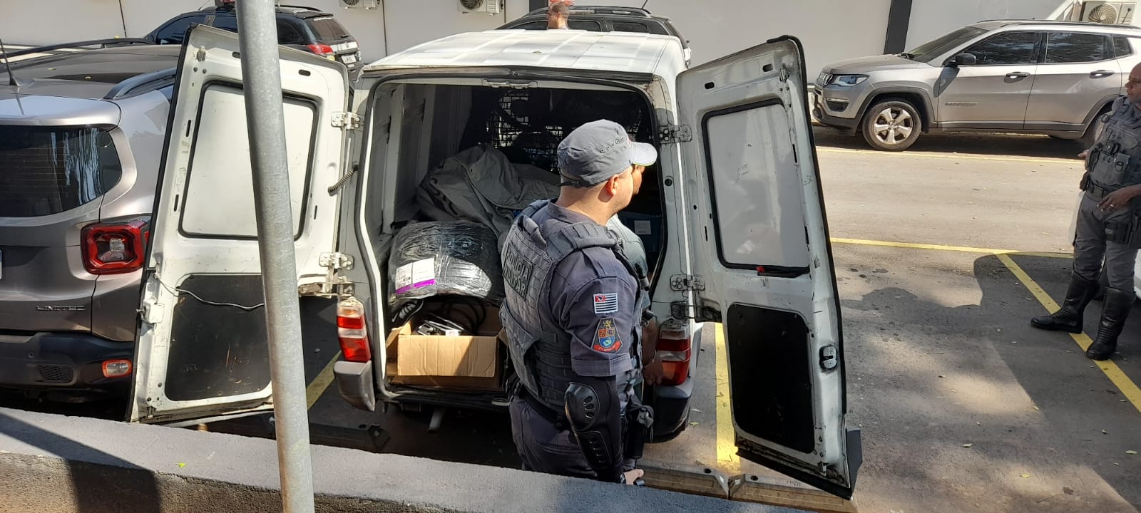 POLÍCIA MILITAR DETÉM INDIVÍDUO PROCURADO DA JUSTIÇA E RECUPERA CARGA ROUBADA