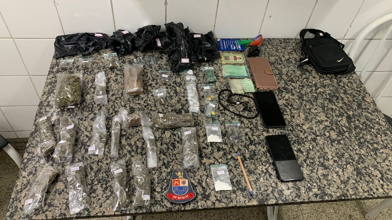 POLÍCIA MILITAR PRENDE PROCURADO DA JUSTIÇA E APREENDE DIVERSOS TIPOS DE DROGAS LOCALIZADAS EM FUNDO FALSO DE BAÚ DE UMA MOTOCICLETA EM DIADEMA