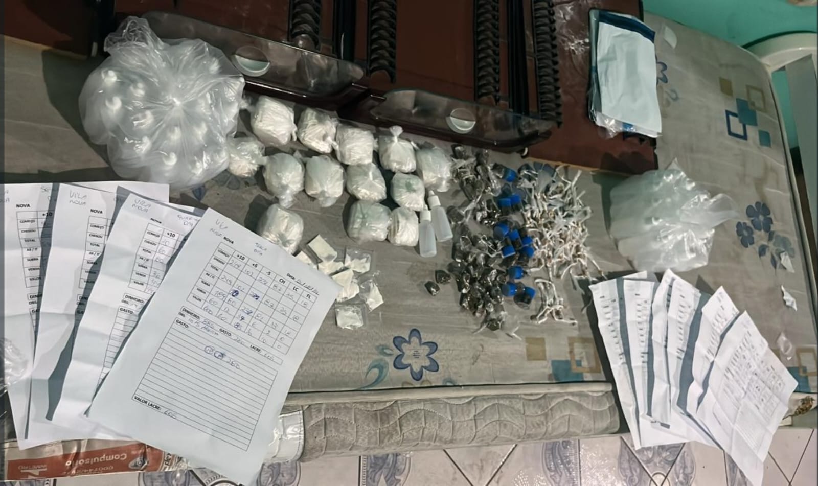 POLÍCIA MILITAR PRENDE HOMEM EM PODER DE UM CARRO ROUBADO E UM  SIMULACRO DE ARMA DE FOGO, APREENDE AINDA DIVERSOS TIPOS DE DROGAS LOCALIZADAS EM UMA RESIDÊNCIA