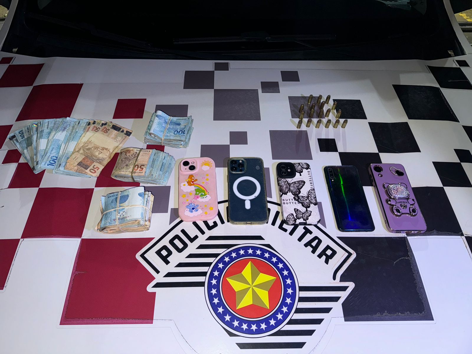 Disparos de arma de fogo resultam em apreensão de munições, dinheiro e celulares
