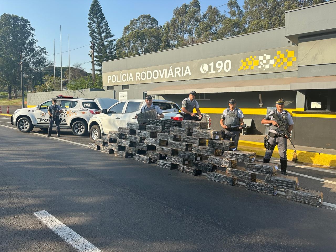 Motorista de caminhonete furtada é preso com quase 1 tonelada de maconha no interior de SP