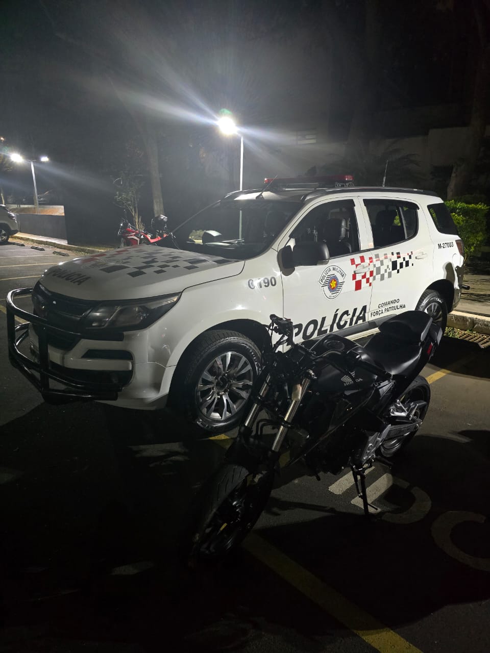 DURANTE OPERAÇÃO FORÇA TOTAL POLÍCIA MILITAR DETÉM DOIS INDIVÍDUOS E RECUPERA MOTOCICLETA E CELULARES ROUBADO