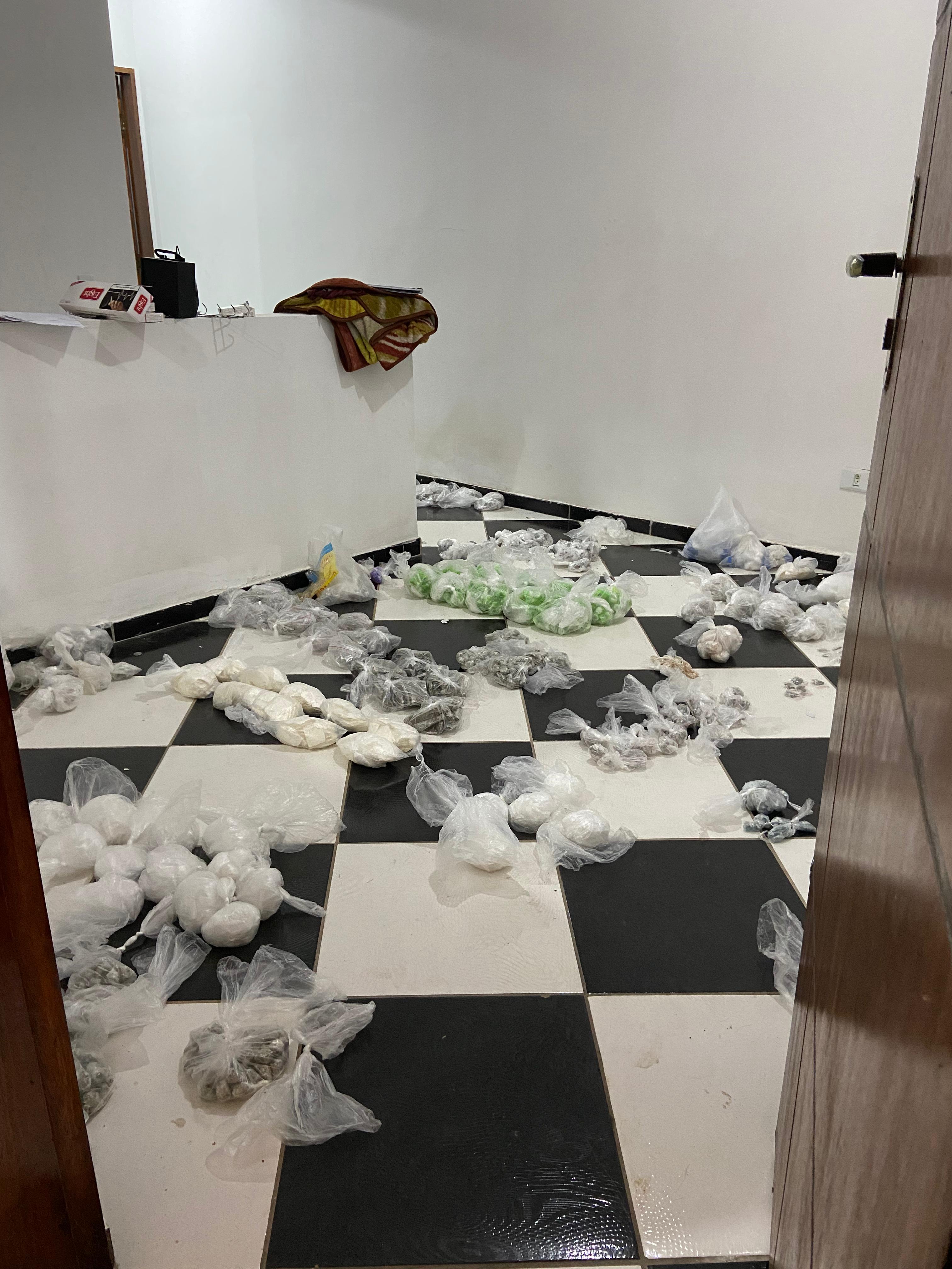POLÍCIA MILITAR ENCONTRA CASA BOMBA E LOCALIZA QUASE 9 MIL UNIDADES DE DROGAS