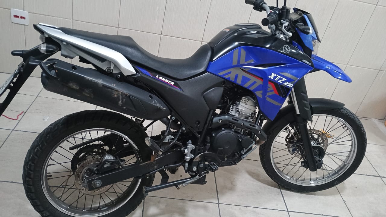 MOTO ROUBADA É LOCALIZADA EM ÁREA INVADIDA DA ZONA SUL