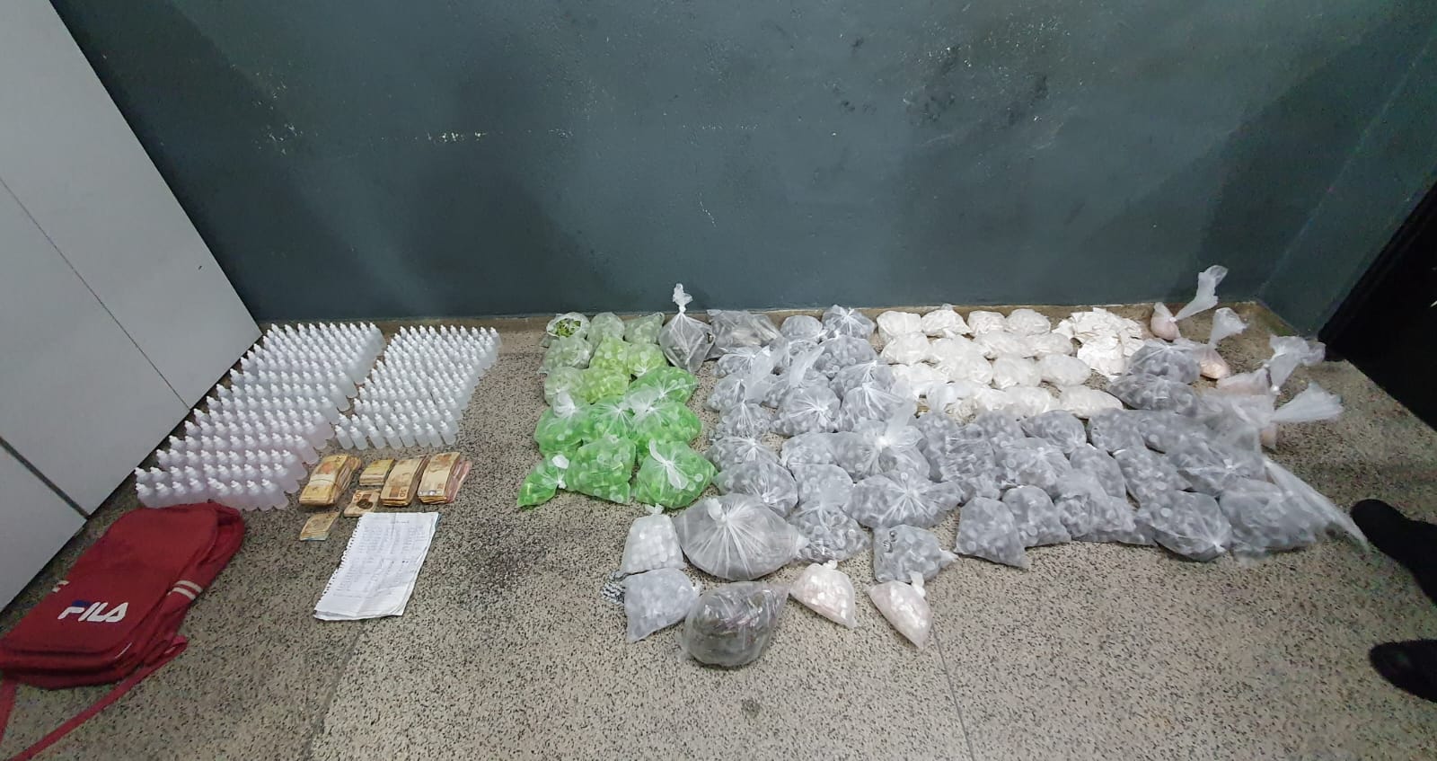 EQUIPE DE POLICIAIS MILITARES DA ROTA APREENDE GRANDE QUANTIDADE DE DROGAS EM RESIDÊNCIA EM DIADEMA