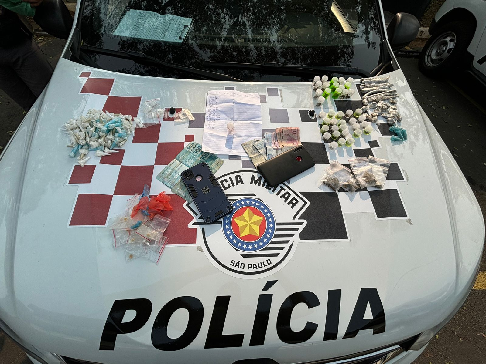 POLÍCIA MILITAR PRENDE 02 INDIVÍDUOS POR TRÁFICO DE DROGAS