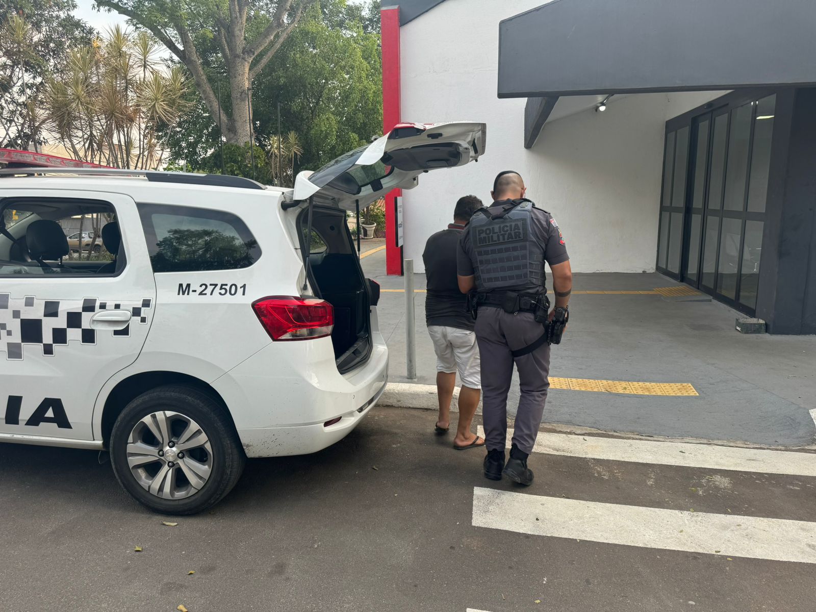 PROCURADO POR ROUBO É PRESO DURANTE PATRULHAMENTO