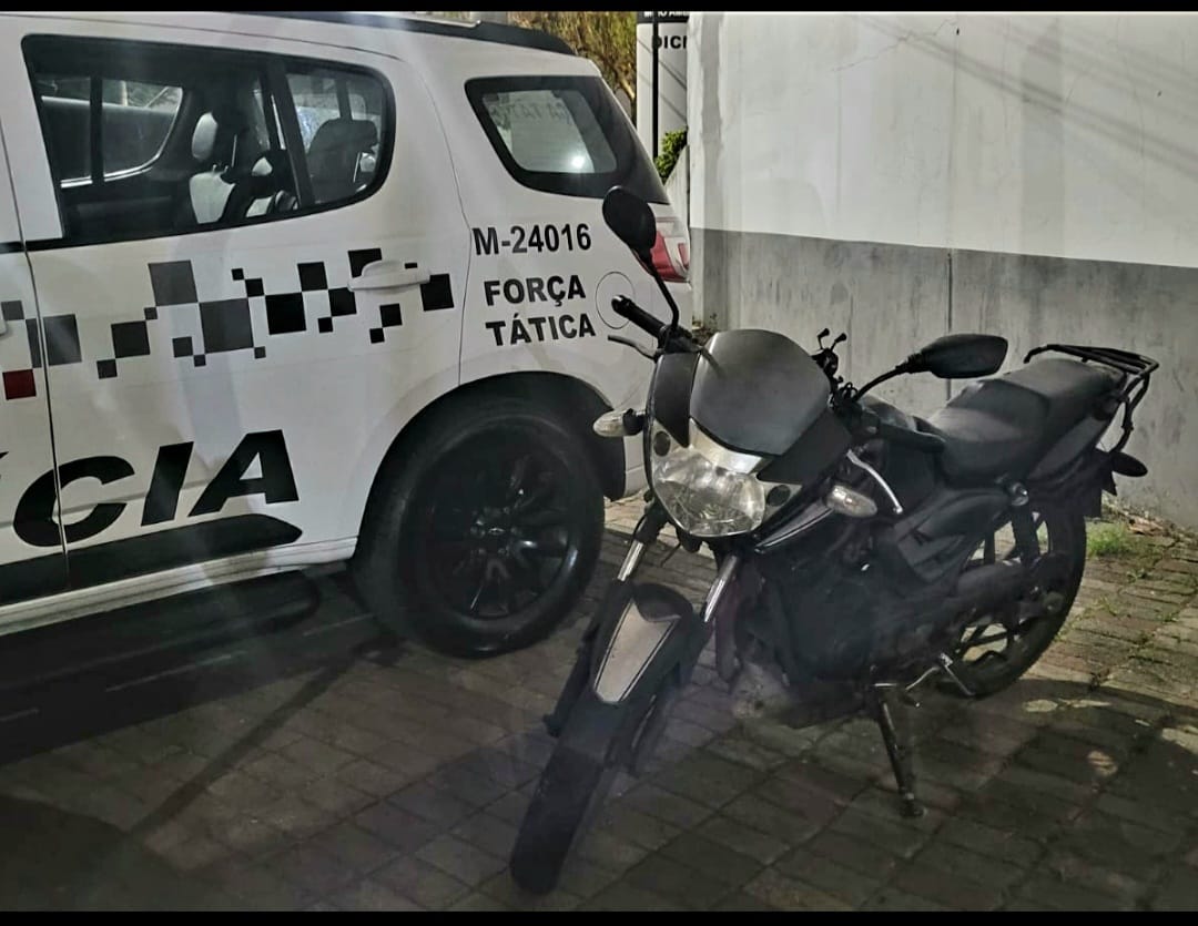 EQUIPE DE POLICIAIS MILITARES DA FORÇA TÁTICA RECUPERA MOTOCICLETA FURTADA PELO BAIRRO CAMPANÁRIO EM DIADEMA