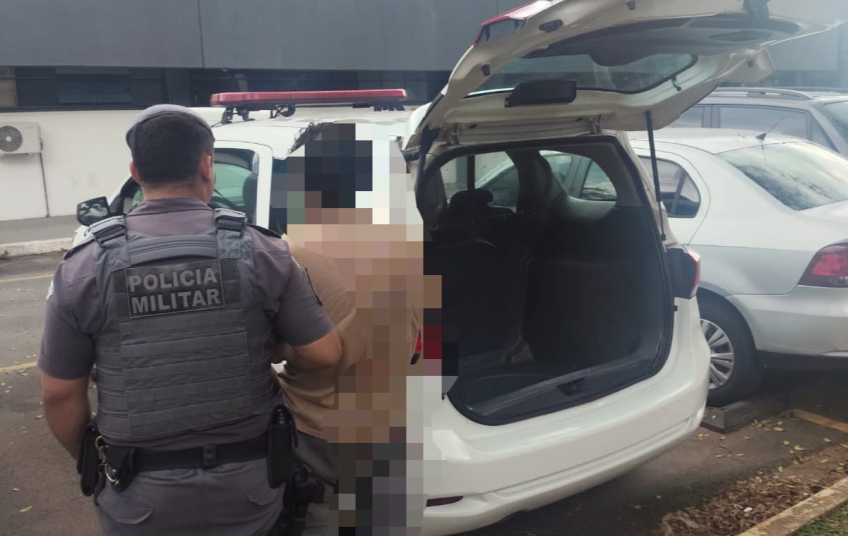PM DETÉM SUSPEITO E RECUPERA PARTE DE CARGA ROUBADA NA ZONA SUL