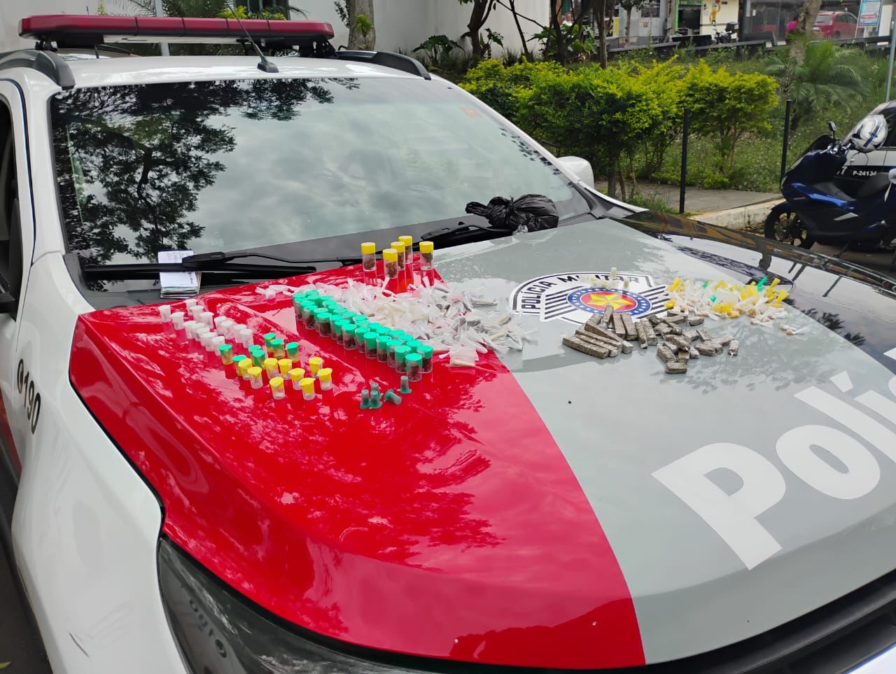 POLICIAIS MILITARES DA RPM PRENDEM QUATRO HOMENS POR TRÁFICO DE DROGAS