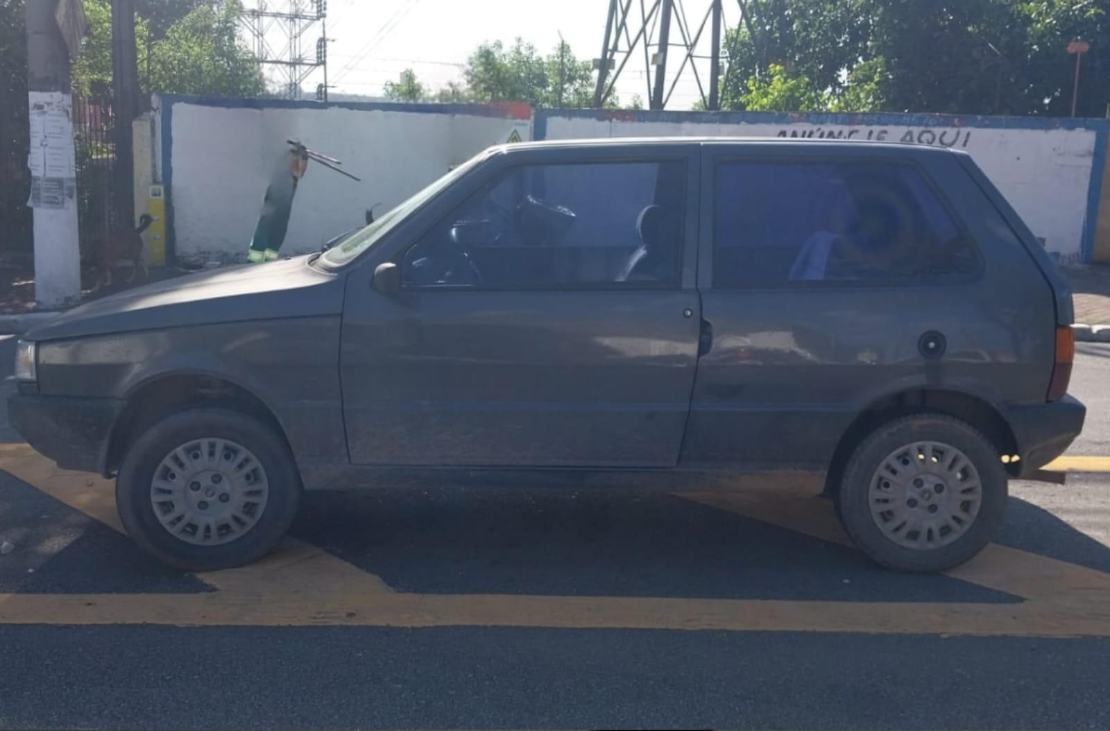 HOMEM É SURPREENDIDO QUANDO CONDUZIA CARRO FURTADO