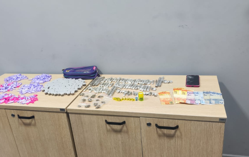 POLÍCIA MILITAR PRENDE EM FLAGRANTE HOMEM POR TRÁFICO DE ENTORPECENTES PRÓXIMO A ESCOLA 