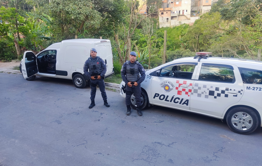 POLÍCIA MILITAR RECUPERA VEÍCULO ROUBADO E PRENDE INDIVÍDUO EM FLAGRANTE 