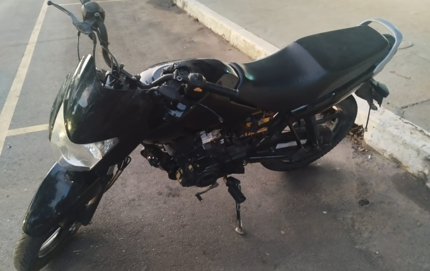 POLÍCIA MILITAR RECUPERA MOTO FURTADA E PRENDE DOIS INDIVÍDUOS NA ZONA SUL
