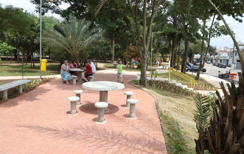 Jardim Stella e Jardim Pilar recebem de volta a revitalizada Praça Júlio Dantas
