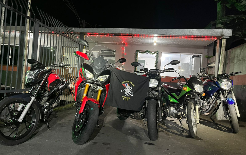 POLÍCIA MILITAR GARANTE A ORDEM E SEGURANÇA PÚBLICA, E APREENDE MOTOCICLETA DURANTE A MADRUGADA
