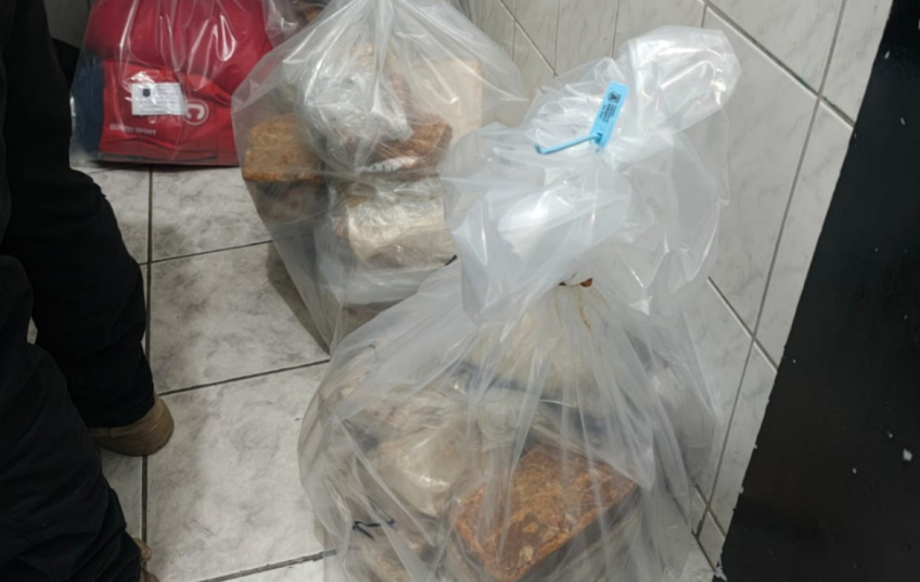 Homem é preso com 100 quilos de drogas em carro roubado