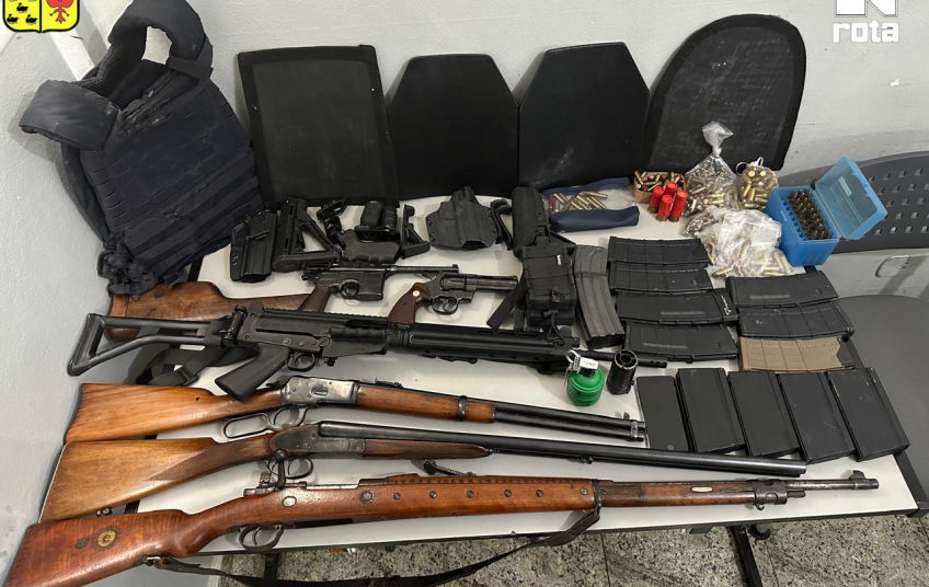 Homem é preso com arsenal dentro de apartamento em Pinheiros