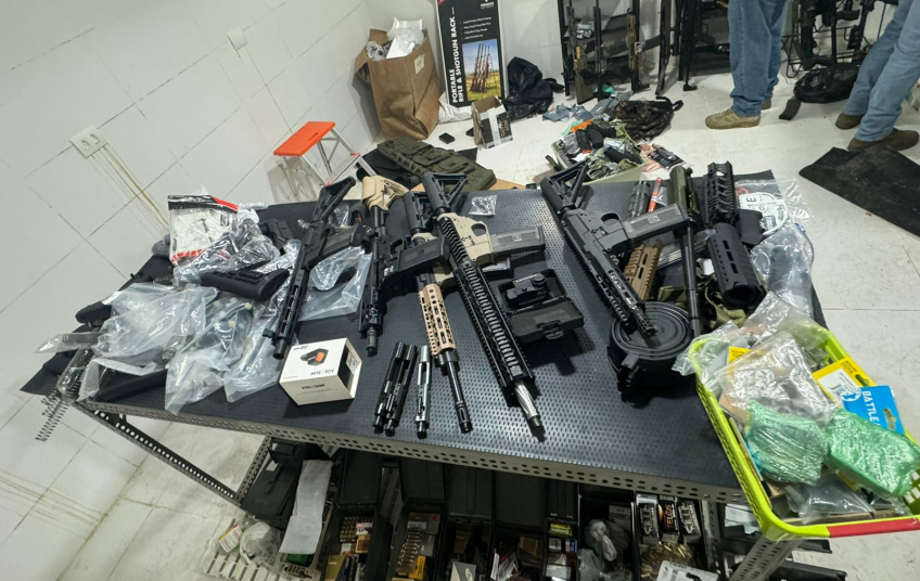 Polícia apreende 150 armas escondidas em bunker atrás de guarda-roupa em SP