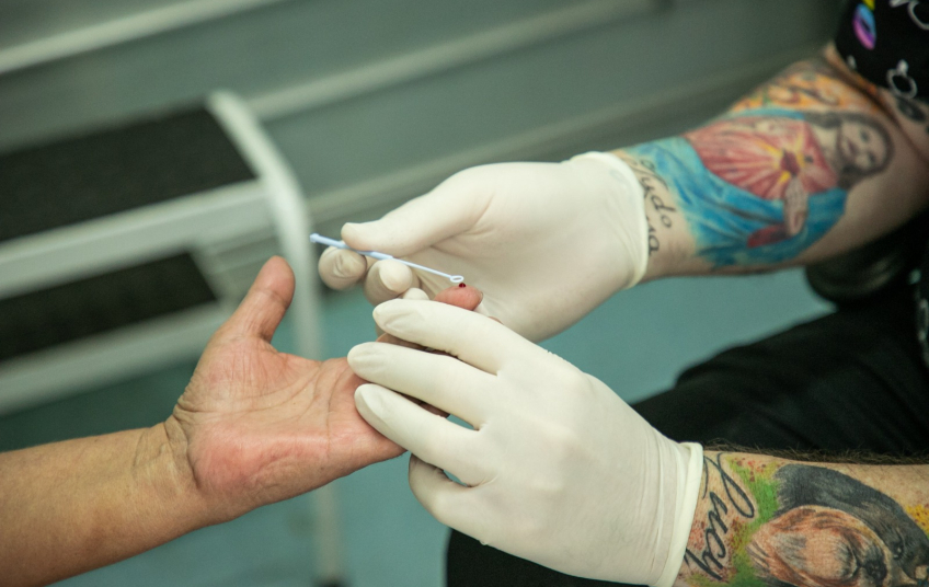 São Caetano realizou 177 testes rápidos de HIV em carreta itinerante durante o Dezembro Vermelho