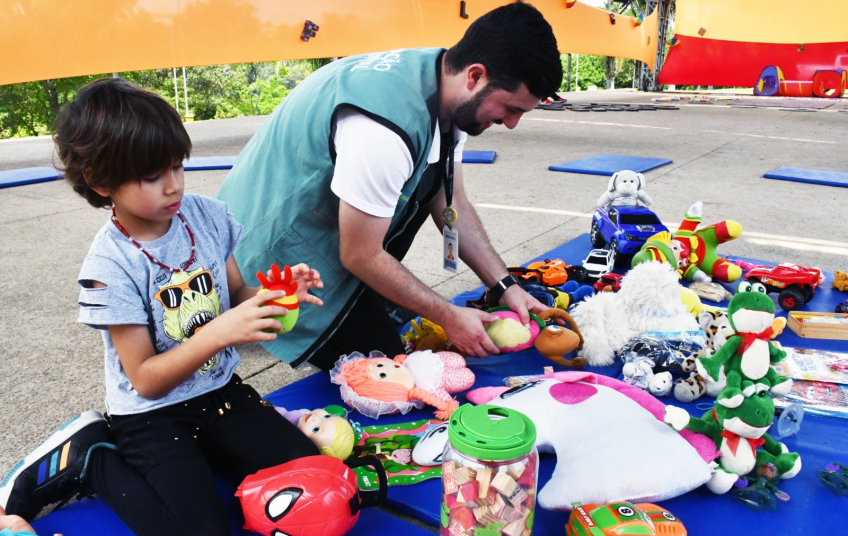 Semasa realiza Feira de Troca de Brinquedos neste domingo no Parque Central