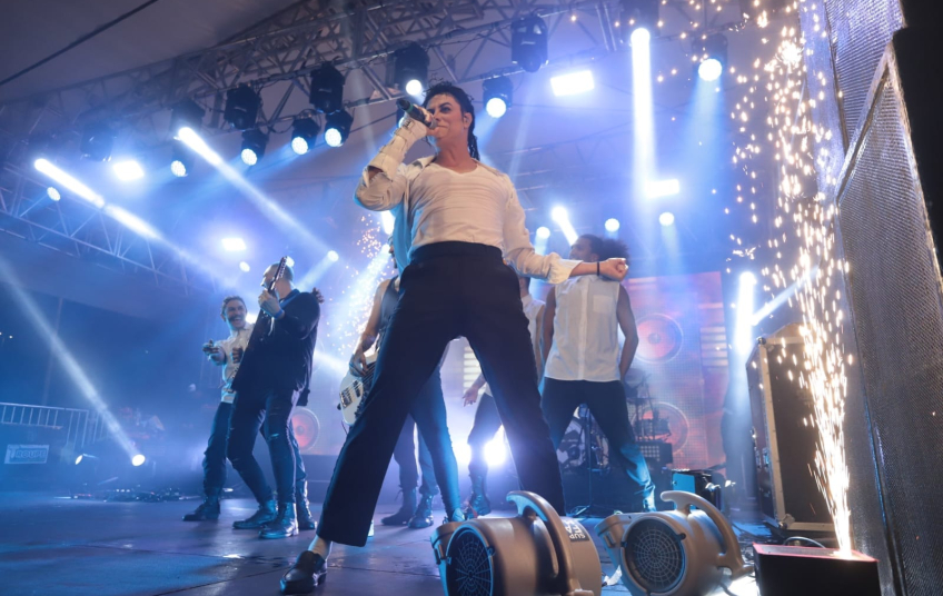 Rodrigo Teaser encerra Natal Solidário com tributo a Michael Jackson no Paço Encantado de Santo André
