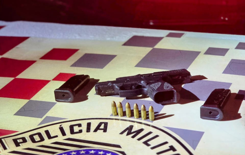 Homem é preso por porte ilegal de arma, lesão corporal e violência doméstica na Zona Sul