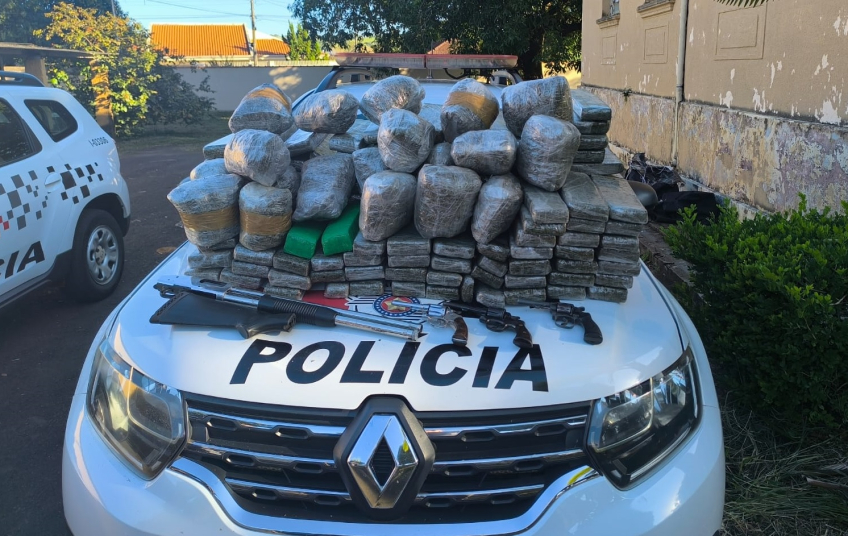 Dupla é detida com armas e quase 200 kg de drogas após capotar carro no interior de SP