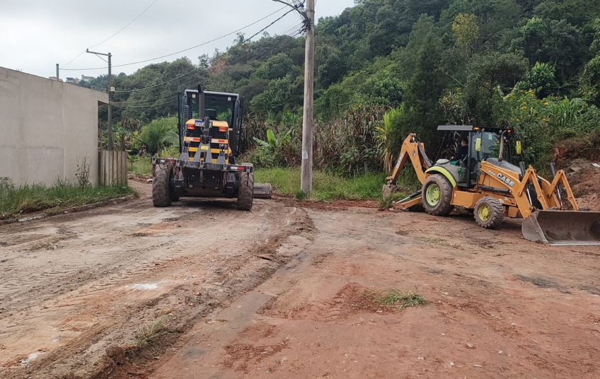 Prefeitura de Ribeirão Pires realiza nivelamento de solo e limpeza em praça do Parque Aliança