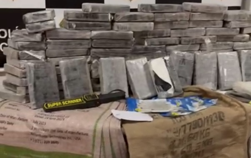 Polícia encontra 100 kg de cocaína em galpão usado para abastecimento de drogas na Baixada Santista