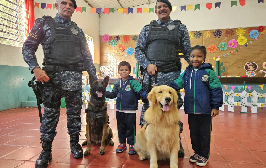 GCM de Ribeirão Pires leva cães do Canil para ação educativa com 140 alunos da rede municipal