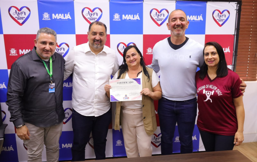 Prefeito Marcelo Oliveira homenageia alunos da Academia da Melhor Idade