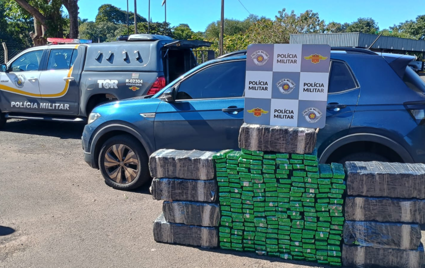 Homem é preso em carro clonado com 520 tijolos de maconha em Assis