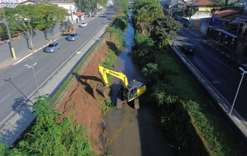 Prefeitura de Ribeirão Pires inicia limpeza do Córrego do Ribeirão Grande