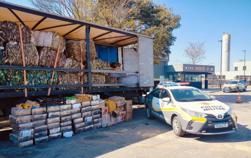 Carreta que fugiu de pedágio é apreendida com 1,3 tonelada de maconha em Itu