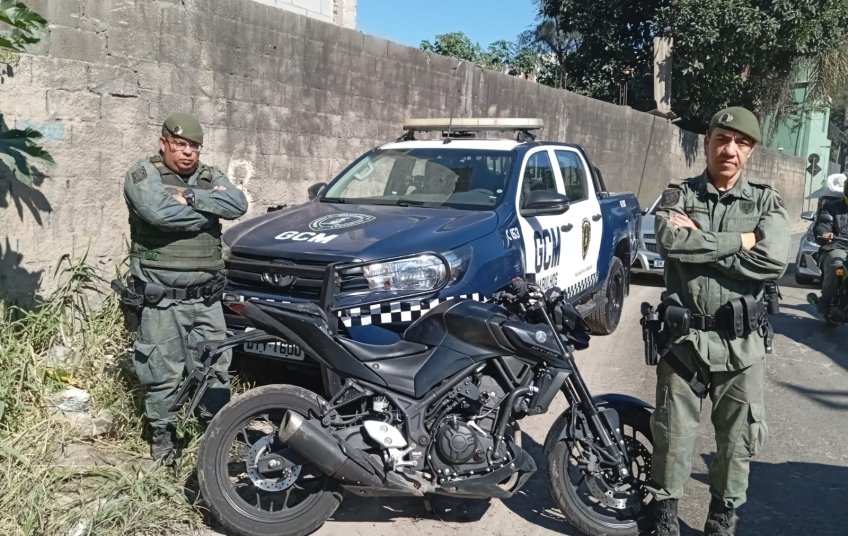 GCM recupera motocicleta roubada que foi abandonada dentro de córrego na Vila Galvão