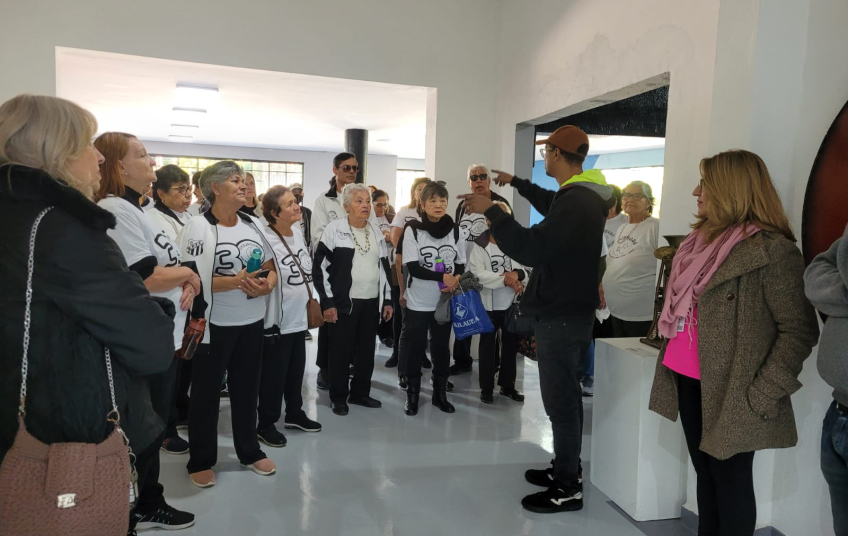 Grupo Carinhoso visita exposições na Pinacoteca Municipal de Ribeirão Pires