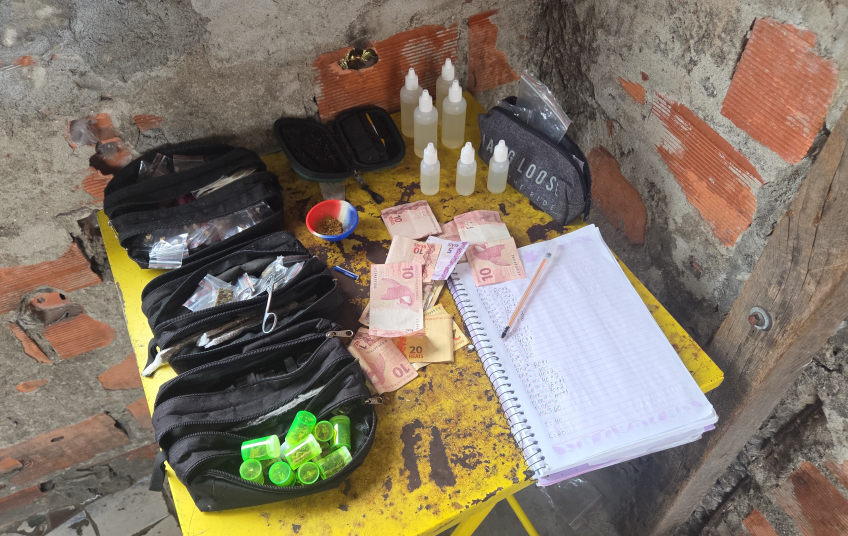 POLÍCIA MILITAR APREENDE GRANDE QUANTIDADE DE DROGAS EM IMÓVEL ABANDONADO EM DIADEMA 