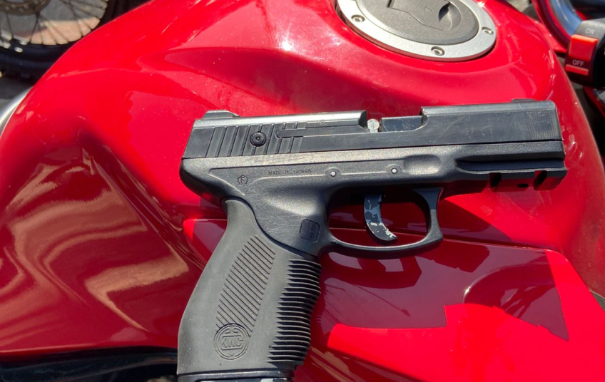 DUPLA É DETIDA APÓS FUGA COM MOTO ADULTERADA E SIMULACRO DE ARMA NA ZONA SUL