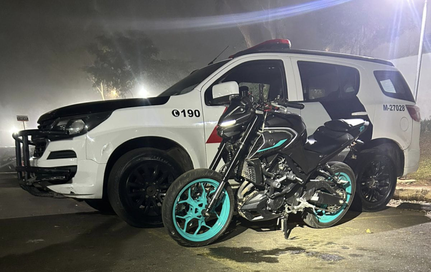 DUPLA DE MENORES É APREENDIDA APÓS ROUBO DE MOTOCICLETA NA ZONA SUL