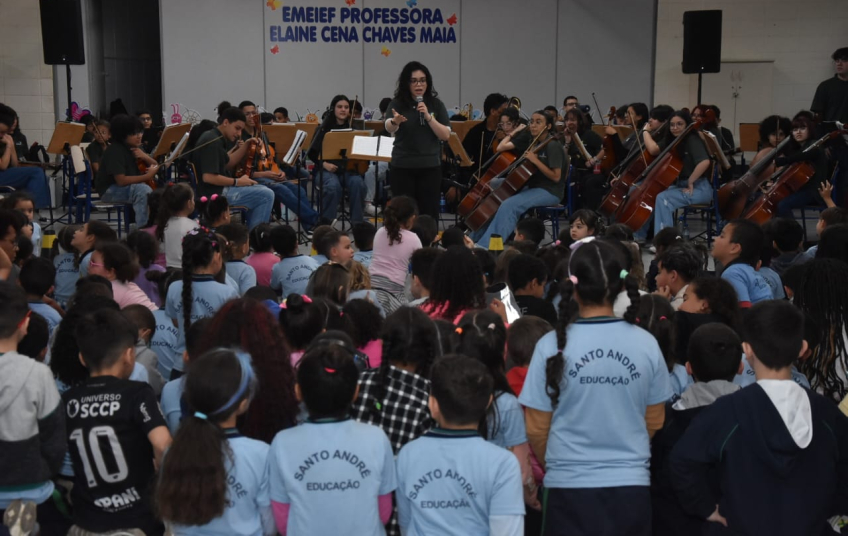 Alunos de Santo André prestigiam apresentação da Orquestra Locomotiva