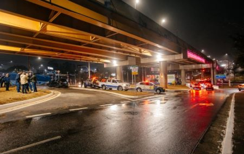 Entrega de readequações viárias melhora mobilidade na Av. Robert Kennedy, sob o Viaduto Mamãe Clory