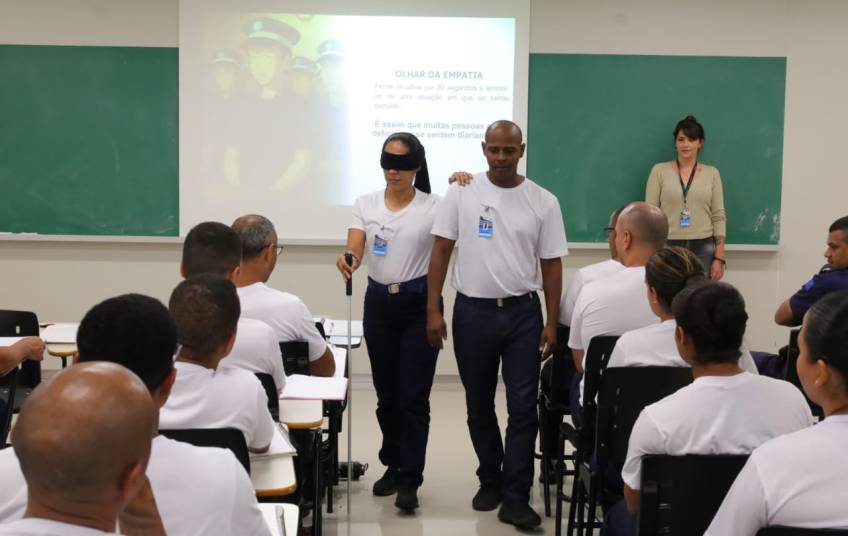 Recrutas da GCM de Mauá passam por aula de abordagem inclusiva