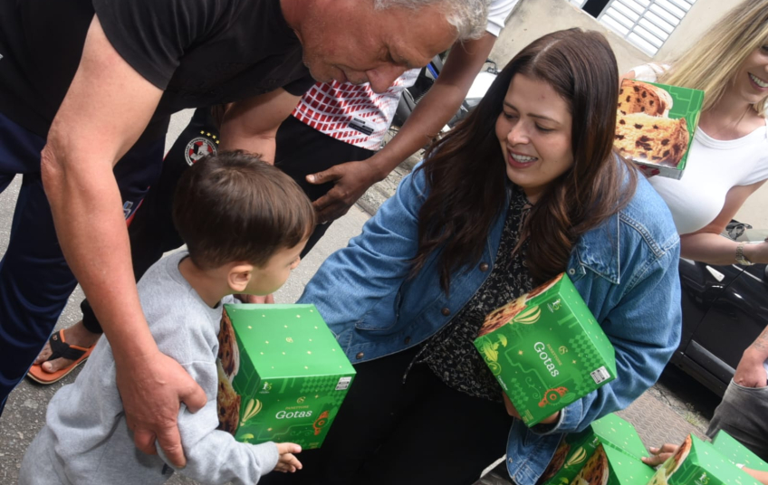 Primeira-dama Jessica Roberta distribui panetones e leva acolhimento a comunidades de Santo André