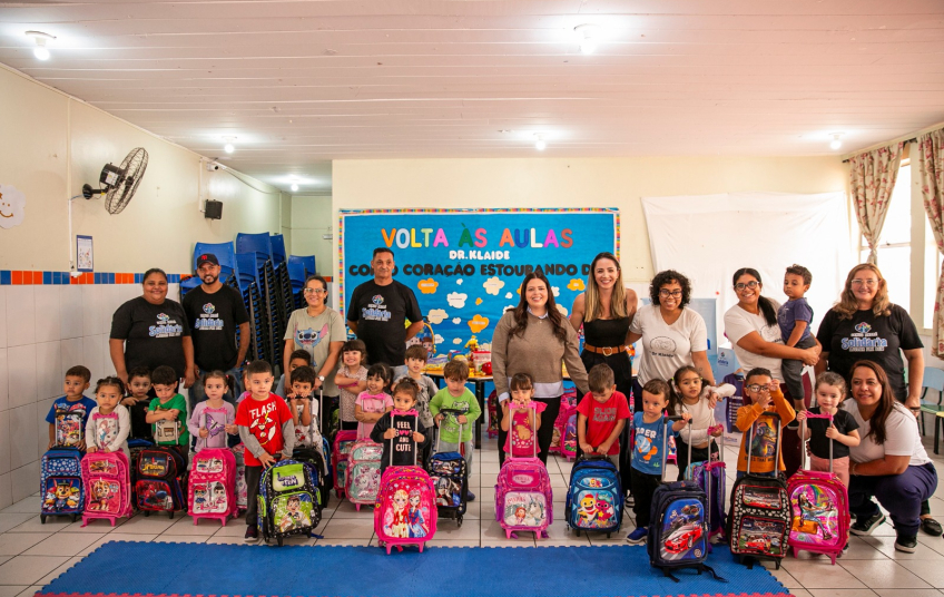 Jéssica Roberta entrega kits escolares na entidade Dr. Klaide em Santo André
