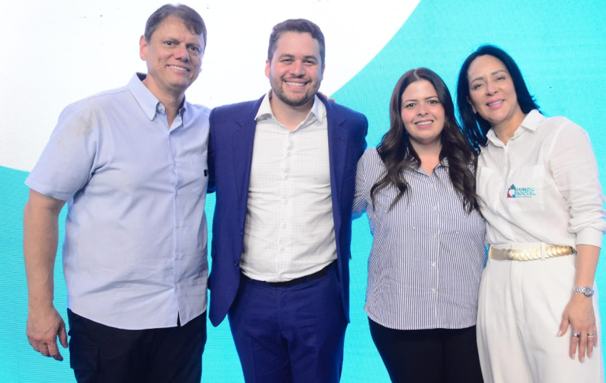 Jéssica Roberta e Gilvan Ferreira participam de formatura no Palácio dos Bandeirantes com o governador Tarcísio e a primeira-dama Cristiane Freitas